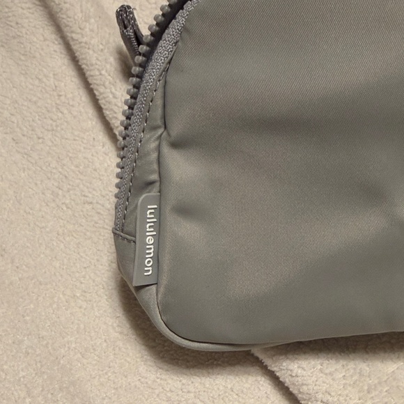 lululemon athletica everywhere belt bag - Picture 2 of 3